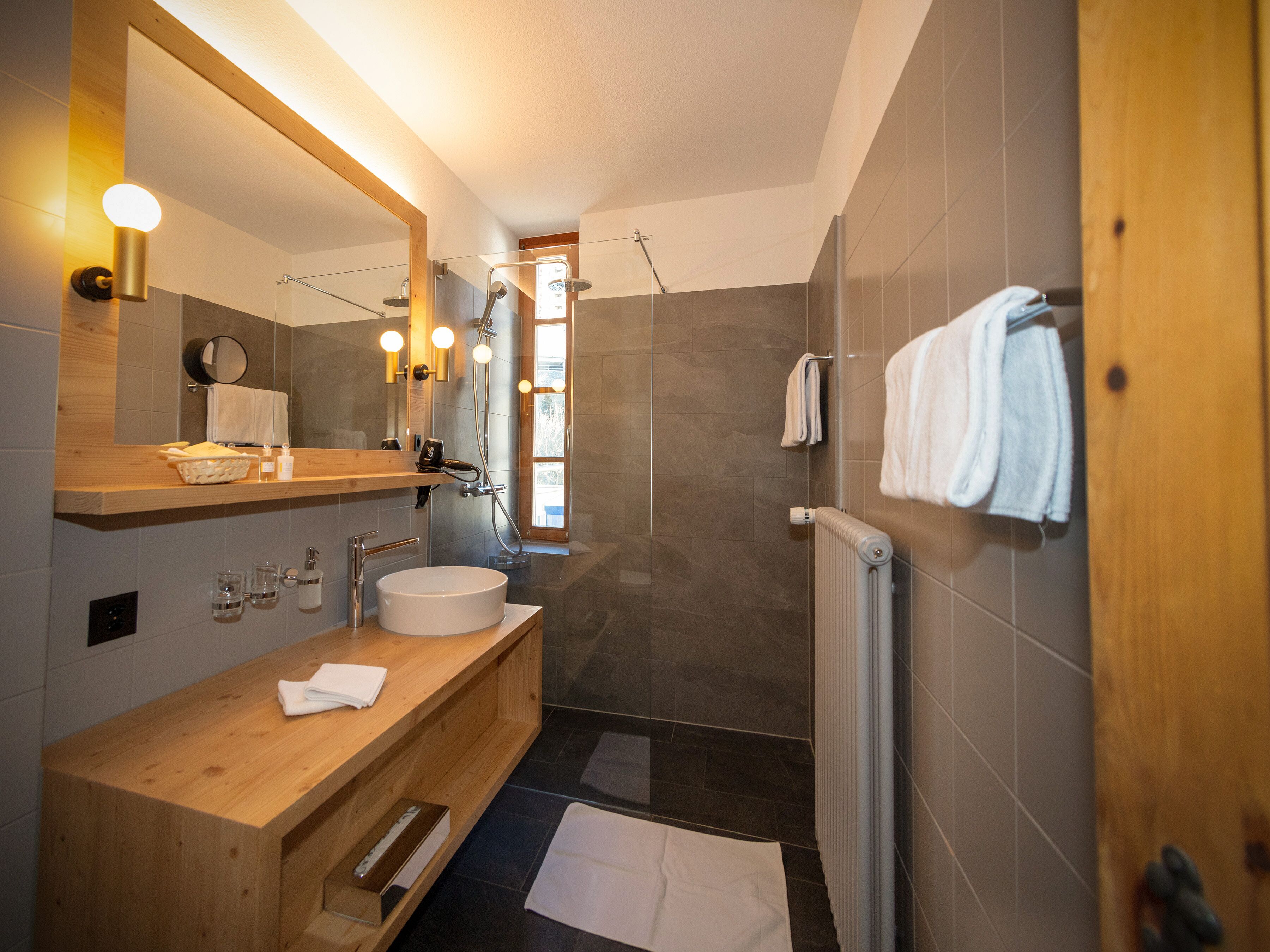 deluxe double room, 1 bedroom, city view | bathroom | hair dryer, towels