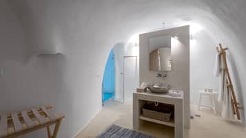Suite,Sea View (Indoor & Outdoor Jetted Plunge Pools)Iconic | Salle de bain | Articles de toilette de luxe, sèche-cheveux, peignoirs, chaussons