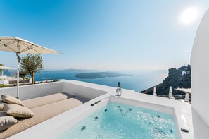 Suite,Sea View (Indoor & Outdoor Jetted Plunge Pools)Iconic | Baignoire à jets