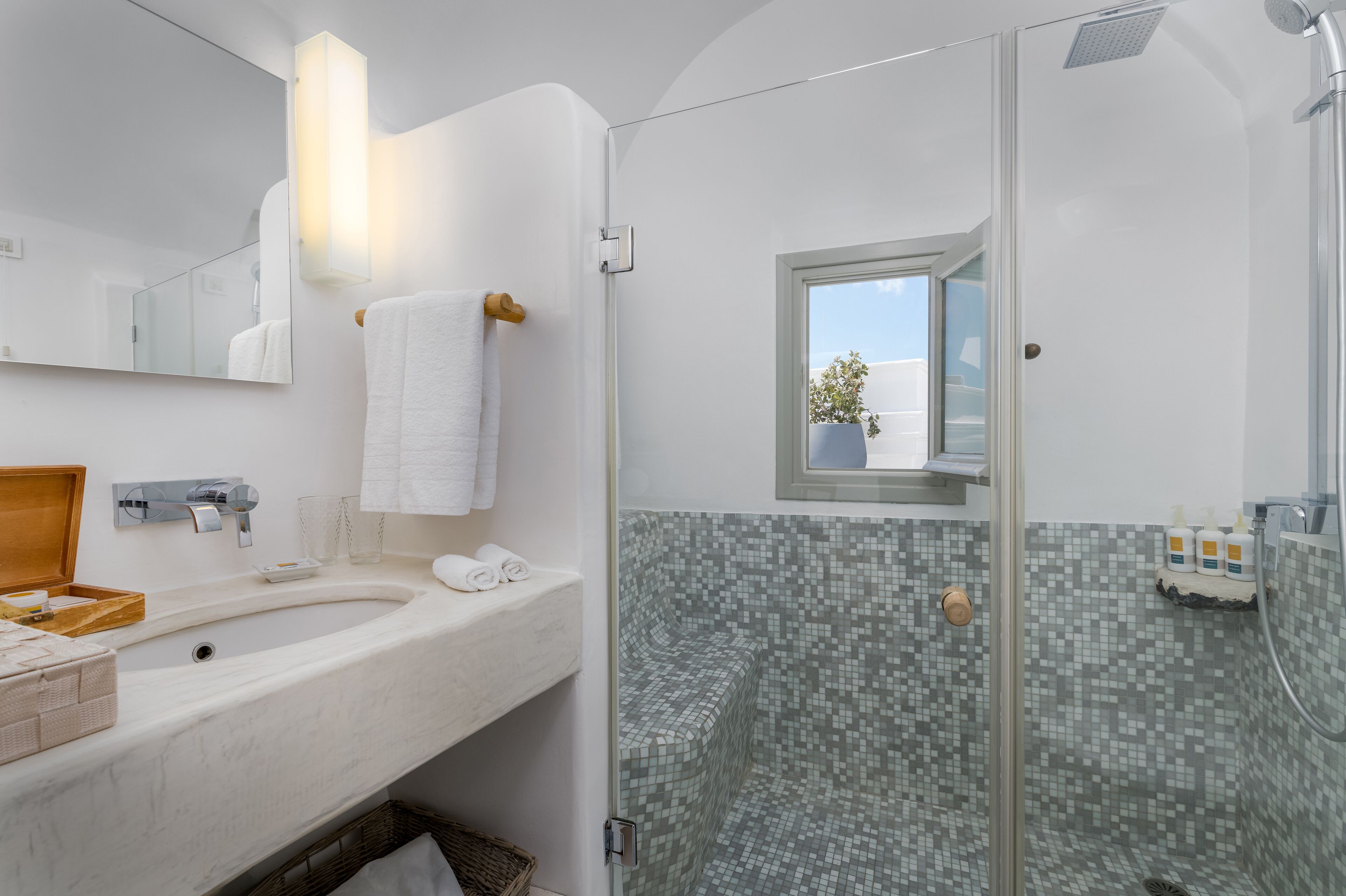 Suite classique, vue sur la mer | Salle de bain | Articles de toilette griffés, séchoir à cheveux, peignoirs, pantoufles