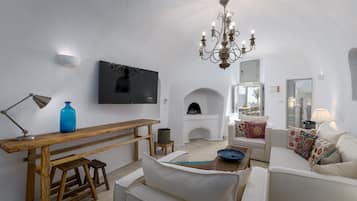 Suite,Sea View (Indoor & Outdoor Jetted Plunge Pools)Iconic | Περιοχή καθιστικού | Τηλεόραση με επίπεδη οθόνη 42 ιντσών με δορυφορικά κανάλια, τηλεοράσεις