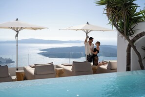 Piscine couverte, parasols de plage, chaises longues