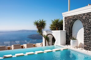 Piscine couverte, parasols de plage, chaises longues