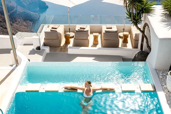 Una piscina cubierta, sombrillas, tumbonas