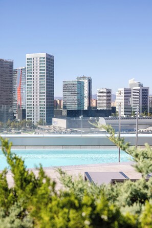 Outdoor pool, open 9:00 AM to 9:00 PM, pool loungers - Hotel SB Plaza Europa (L'Hospitalet de Llobregat)