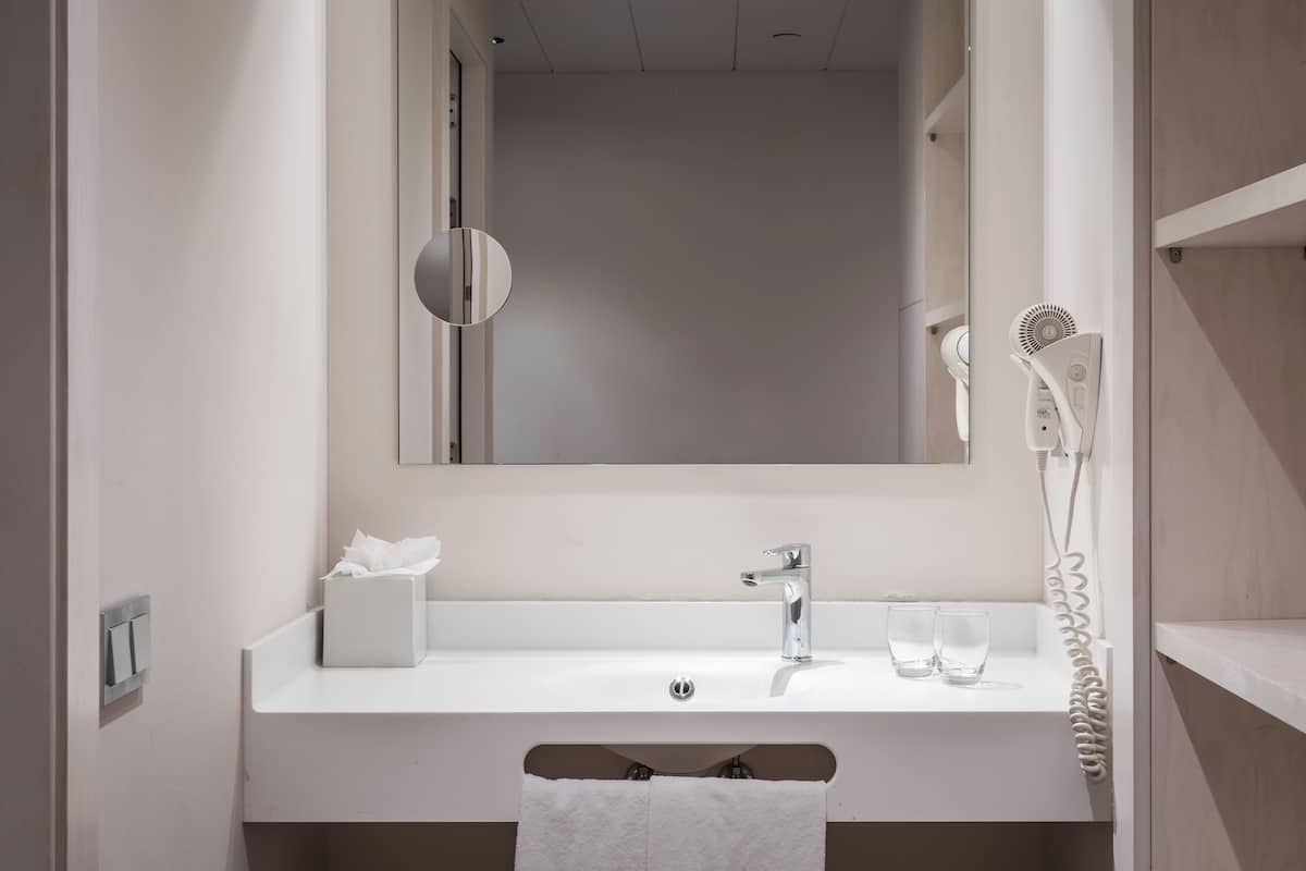 rainfall showerhead, free toiletries, hair dryer, bidet