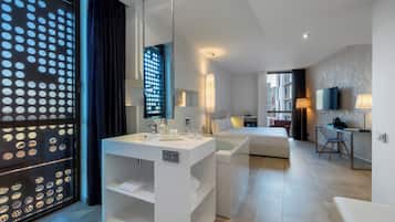 Suite (Jacuzzi) | Luxe beddengoed, een minibar, een kluis op de kamer, een bureau