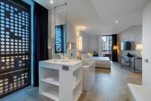 Suite (Jacuzzi) | Peralatan tempat tidur premium, bar mini, peti besi dalam bilik, meja 