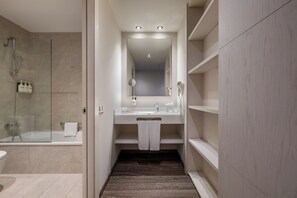 Rainfall showerhead, free toiletries, hair dryer, bidet - Hotel SB Plaza Europa (L'Hospitalet de Llobregat)