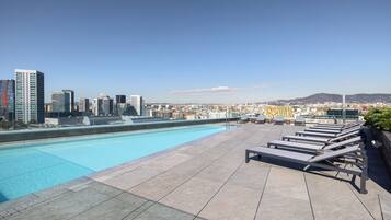 Udendørs pool, åben fra kl. 09.00 til kl. 21.00, liggestole
