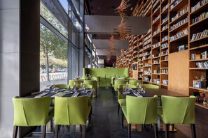 Breakfast, lunch and dinner served - Hotel SB Plaza Europa (L'Hospitalet de Llobregat)