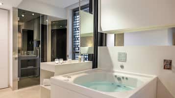 Suite (Jacuzzi) | Bathroom | Rainfall showerhead, free toiletries, hair dryer, bidet