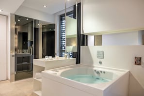 Suite (Jacuzzi) | Bad | Regndusjhode, toalettartikler (inkludert), hårføner og bidé