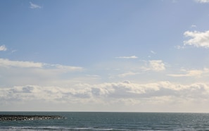 A clear sky with scattered clouds over a calm sea. - Residence Côté Mer (La Grande-Motte)
