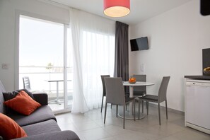 Superior Studio | Living area | 72-cm flat-screen TV with satellite channels, TV - Residence Côté Mer (La Grande-Motte)