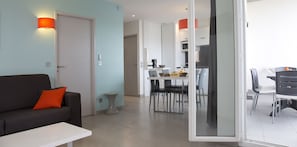Appartement Supérieur, 1 chambre, vue mer | Coin séjour | Télévision à écran plat de 72 cm avec chaînes par satellite, télévision