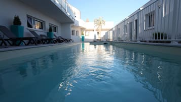 Una piscina al aire libre de temporada