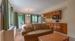 Suite Standard, 1 chambre, cuisinette | Aire de séjour | Téléviseur de 32 po avec télévision par câble, table de baby-foot