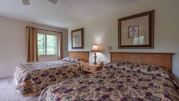 Deluxe suite, 1 slaapkamer, kitchenette | Een strijkplank/strijkijzer, gratis wifi, beddengoed, een wekker