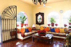 Lobby sitting area - Lindo Mar Resort (Puerto Vallarta)