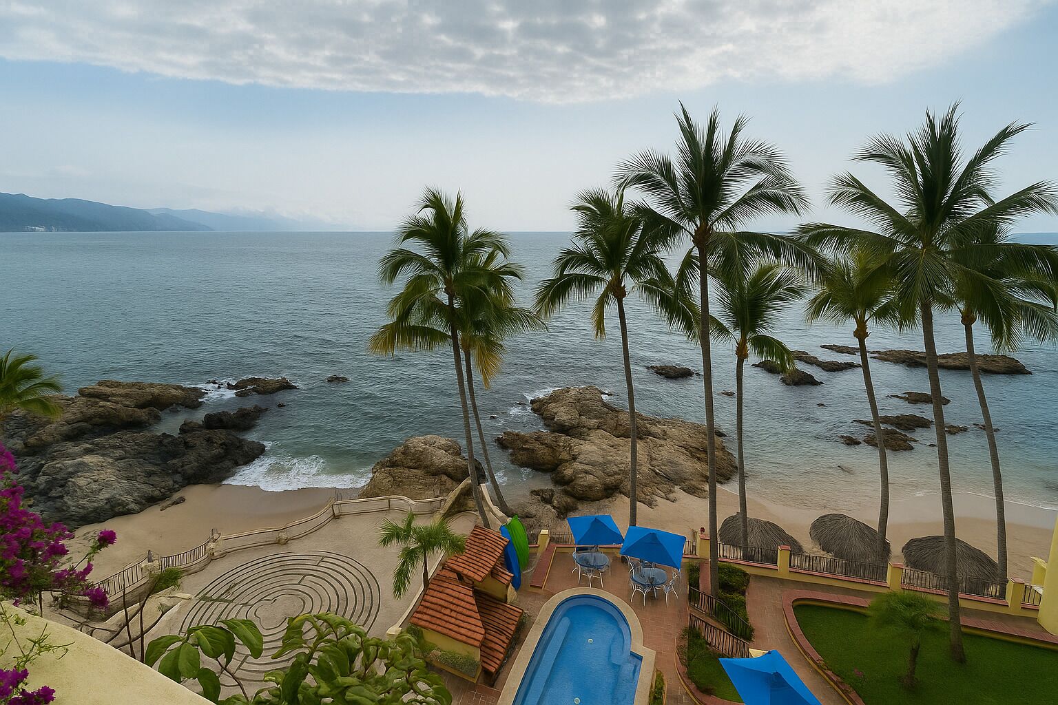Un resort con piscina, playa, palmeras y vista al océano.