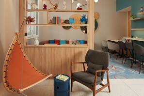 Lobby-lounge