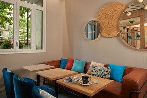 Lobby sitting area - Hôtel Locomo - Gare de Lyon Bastille (Paris)