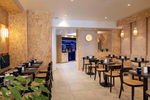 Desayuno continental (EUR 15 por persona)