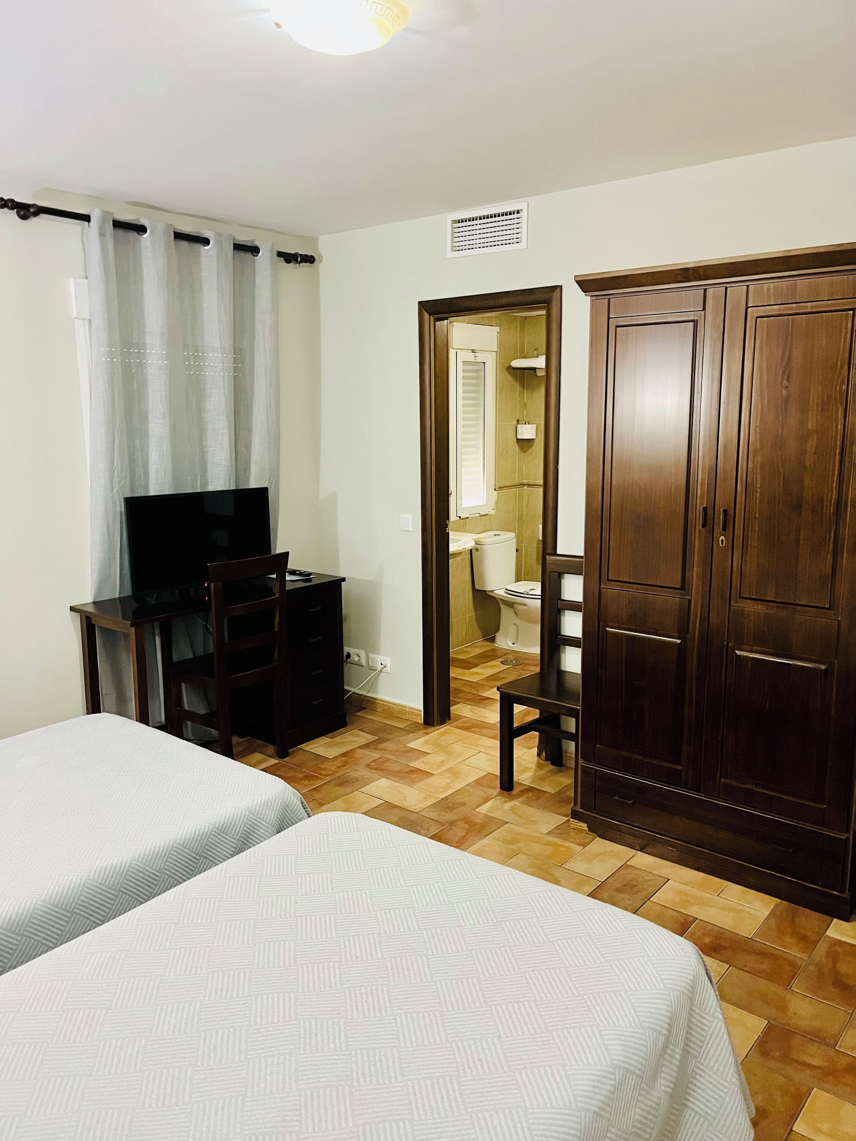 Muebles diferentes, escritorio y cortinas blackout 