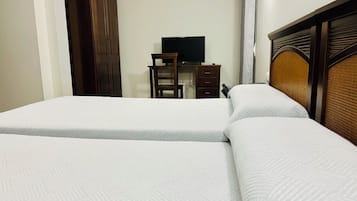 Individualmente mobiliados, escrivaninha, cortinas blackout