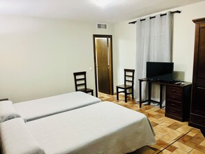 Mobiliario individual, escritorio, cortinas opacas