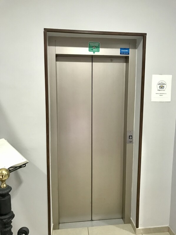 Un ascensor con un cartel que indica que es para el personal del hotel.