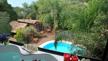 Apartamento superluxo, banheira | Vista do quarto
