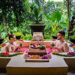 Couples treatment rooms, hot tub, body treatments, aromatherapy