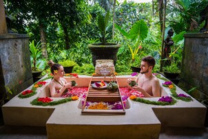 Couples treatment rooms, hot tub, body treatments, aromatherapy