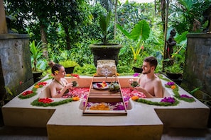 Ruang perawatan pasangan, hot tub, perawatan tubuh, dan aromaterapi
