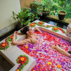Couples treatment rooms, hot tub, body treatments, aromatherapy