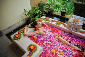 Couples treatment room(s), hot tub, body treatments, aromatherapy - Puri Gangga Resort Ubud (Sebatu)