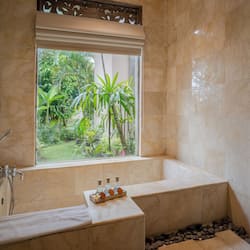 Deluxe kamer | Badkamer | Een bad/douchecombinatie, een regendouche, gratis toiletartikelen
