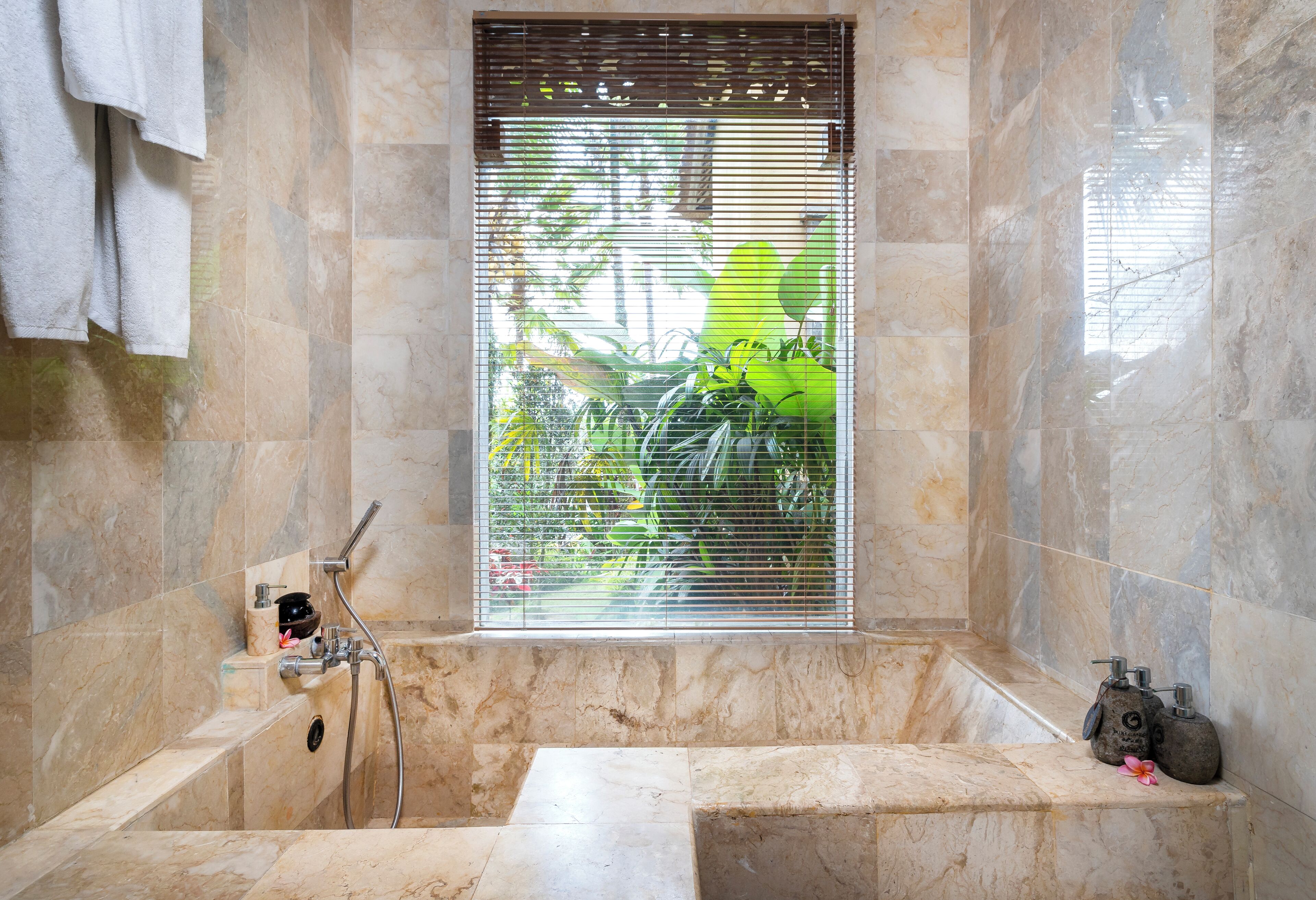 combined shower/bathtub, rainfall showerhead, free toiletries, slippers