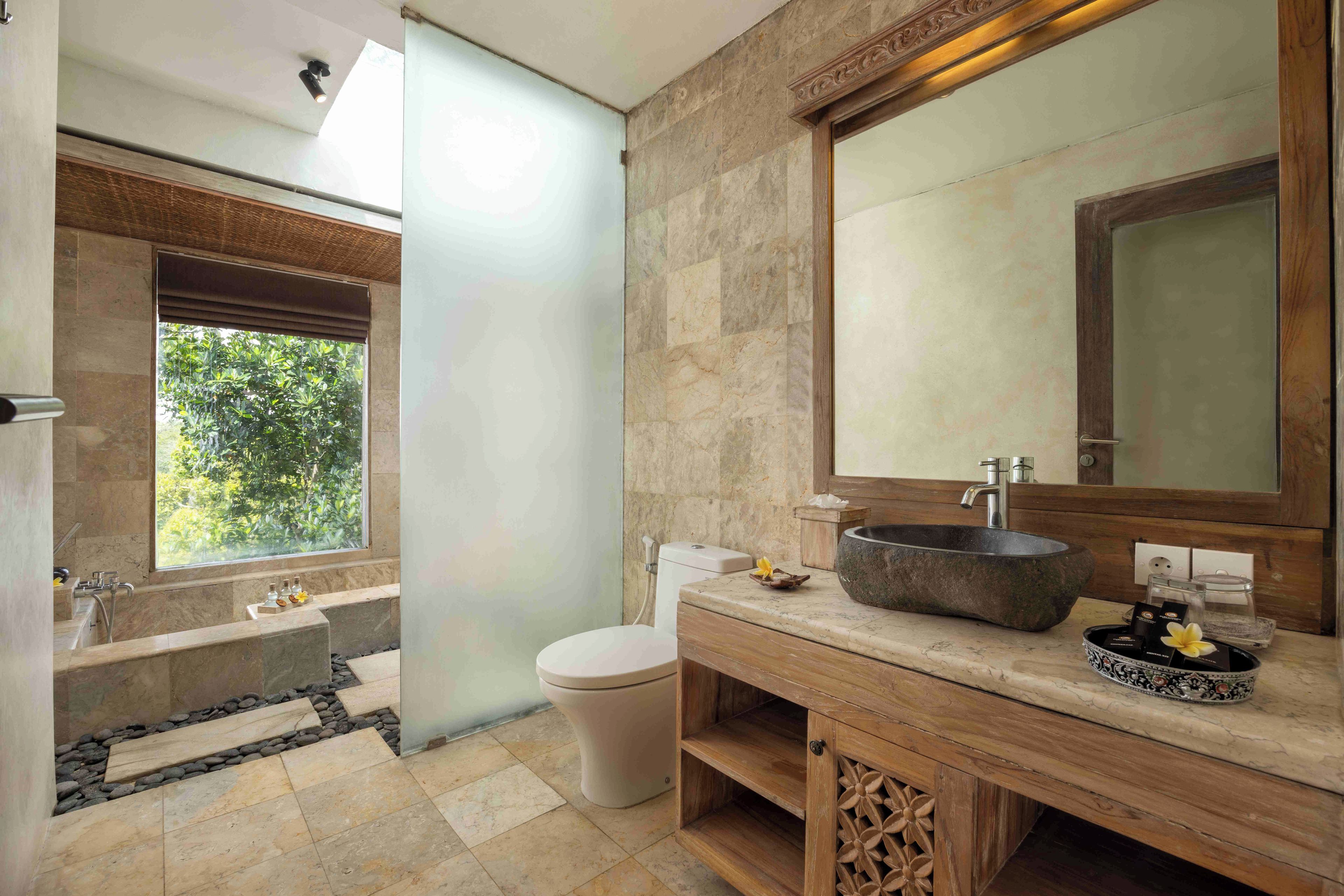 Un baño moderno con bañera, inodoro y lavamanos.