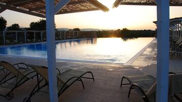 Piscina externa sazonal, guarda-sóis, espreguiçadeiras