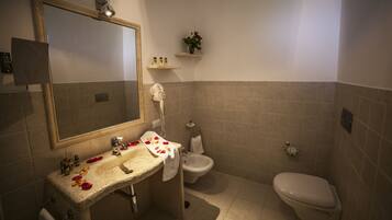Shower, rainfall showerhead, free toiletries, hair dryer