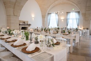 Petit déjeuner, déjeuner et dîner servis sur place, vue sur le jardin