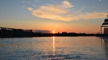 Piscina externa sazonal, guarda-sóis, espreguiçadeiras