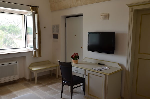 A small room with a desk, chair, and a television. - Casale del Murgese (Fasano)