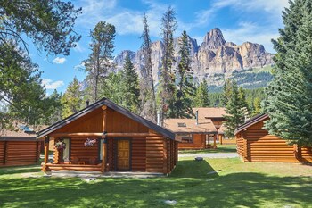 Deluxe Chalet, 1 Bedroom | Free WiFi, bed sheets at Castle Mountain Chalets