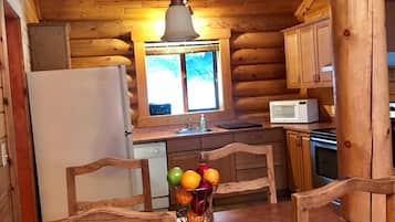 Chalet Deluxe, 1 chambre | Cuisine privée | Réfrigérateur, micro-ondes, four, cafetière/bouilloire