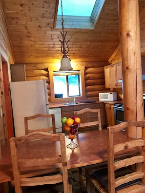 Deluxe-chalet, 1 makuuhuone | Yksityinen keittiö | Jääkaappi, mikroaaltouuni, uuni, kahvin-/teenkeitin