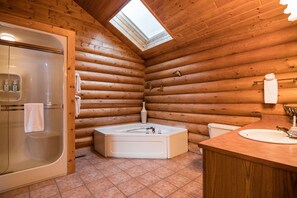 Chalet Deluxe, 1 habitación | Baño | Amenidades de baño de diseñador, secadora de cabello, toallas 